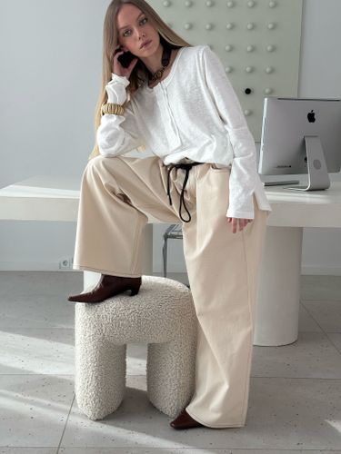 Бежевые широкие джинсы с крючками на поясе