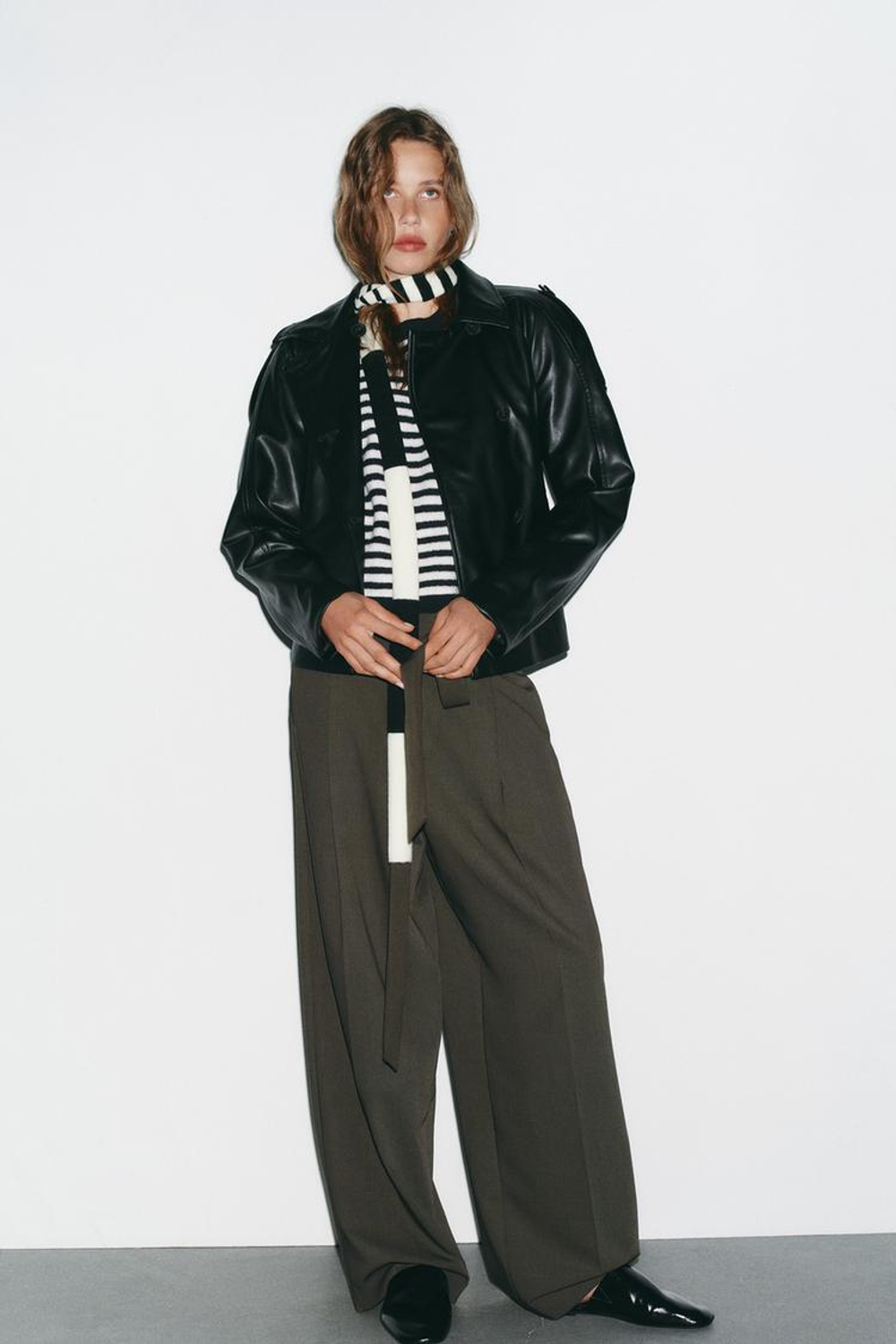 ZARA КОРОТКИЙ ТРЕНЧ ИЗ ИСКУССТВЕННОЙ КОЖИ, ЧЕРНЫЙ