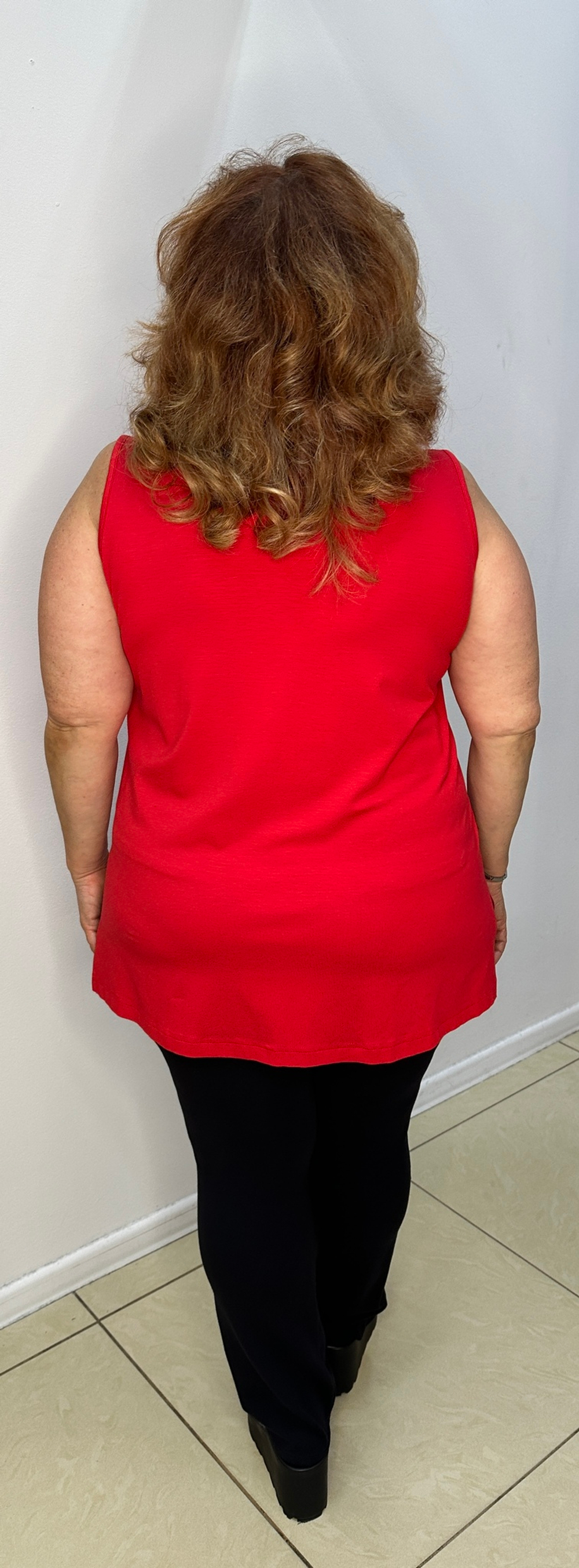 Красный топ-майка из вискозы с пряжкой