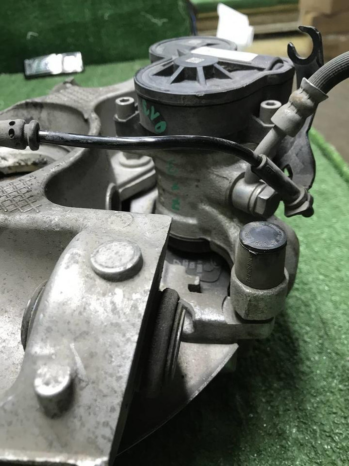 Суппорт тормозной задний LR Discovery Sport 19-нв