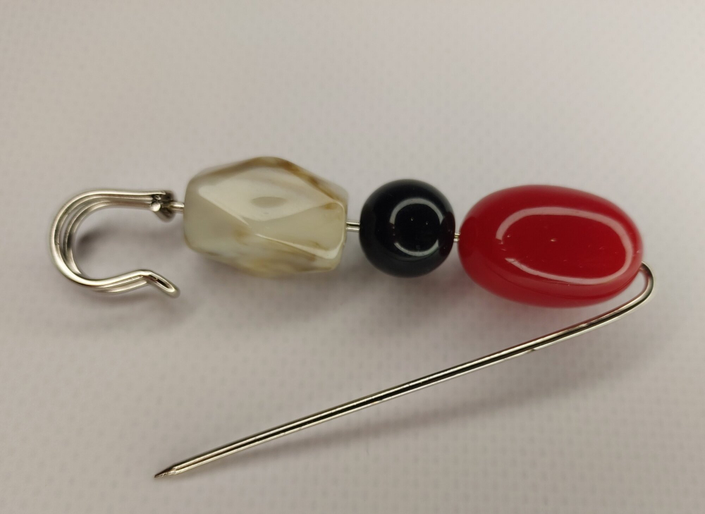 Булавка брошь "Камушки" для кардигана,  пальто, платков, костюмов, одежды.Цвет серый зелёный красный.