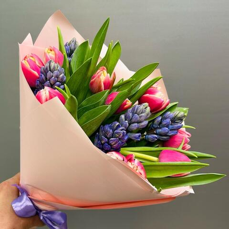 Весенний букет из тюльпанов и гиацинтов