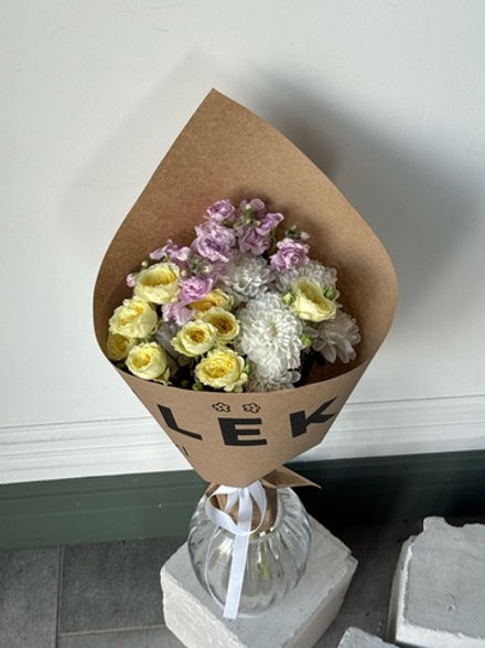 Кулек из хризантемы, кустовой розы и маттиолы