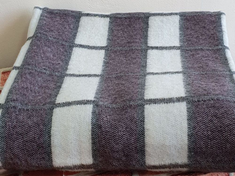 Одеяло полушерстяное "ВВ. БЕЛО-СЕРО-СИРЕНЕВАЯ КЛЕТКА-2" ОПШ-1, 50% шерсть, плотность 400 г/м2, Россия.