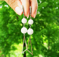 Длинные серьги висюльки с белым агатом