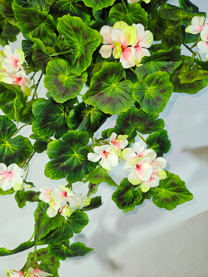 Искусственные цветы Герань ампельная бело-зеленая в настенном кашпо