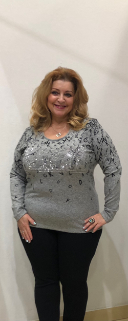 Теплый короткий джемпер серого цвета