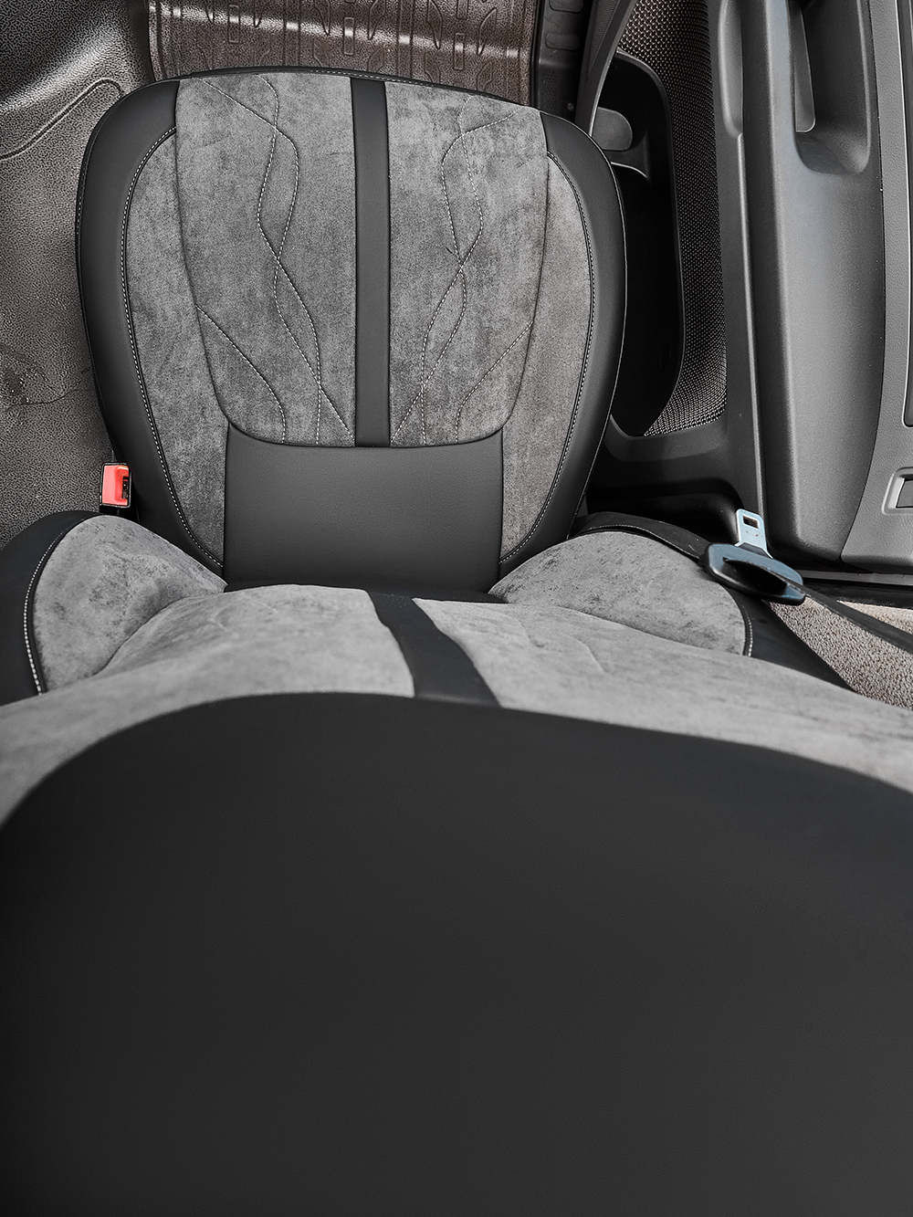 Чехлы Люкс DAF XF 106 (экокожа, черный цвет, серая вставка)