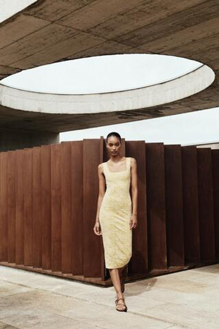 ZARA ПЛАТЬЕ ИЗ ЭЛАСТИЧНОЙ ТКАНИ С КВАДРАТНЫМ ВЫРЕЗОМ, ЖЕЛТЫЙ