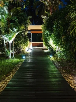 Светильник грунтовый для подсветки деревьев / Прожектор уличный на колышке