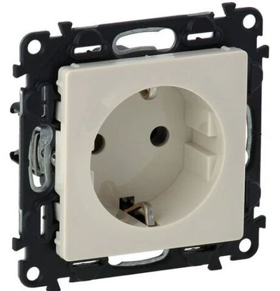 Розетка Legrand 753520 Valena Life, 16 А, с защитной шторкой, с заземлением