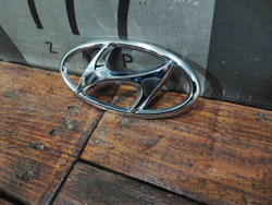 Эмблема на крышку багажника Hyundai Santa Fe 4 (TM) 18-21 Б/У Оригинал 86300S1000