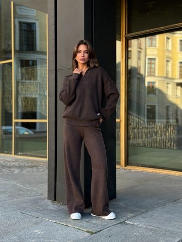 Коричневый трикотажный костюм с воротником-поло