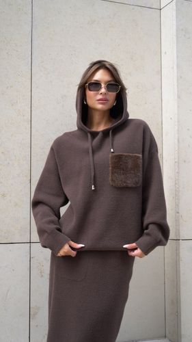 Шоколадный женский костюм с юбкой