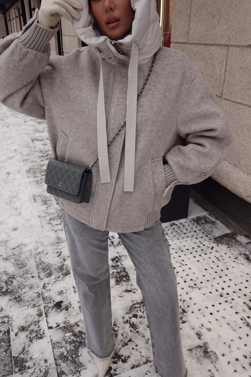 Пуховик средней длины из шерсти с капюшоном