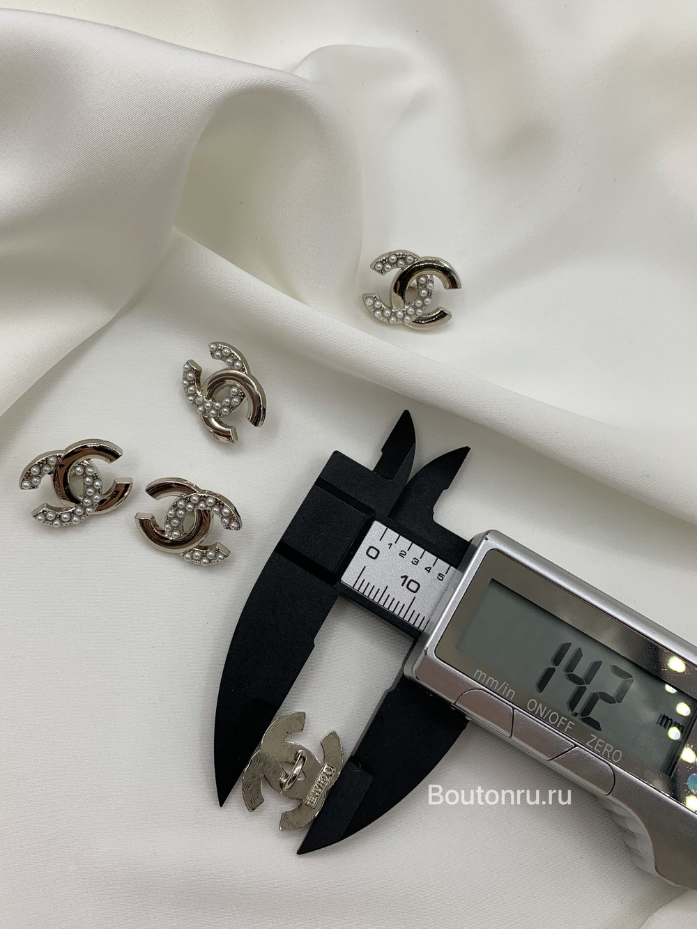 Пуговицы Шан. серебро лого жемчуг/глянец 18 мм