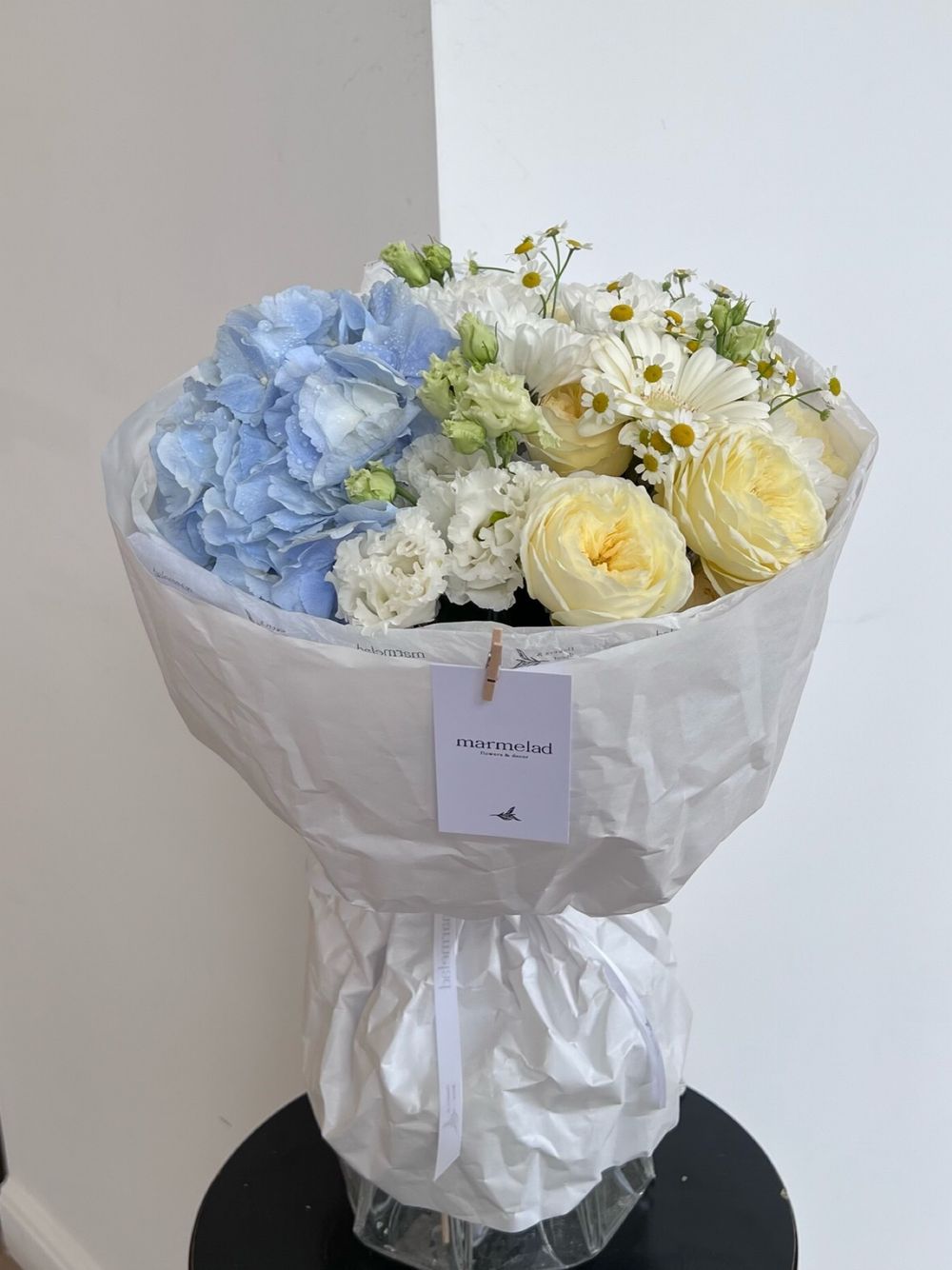 Сборный букет из гортензии,кустовой пионовидной розы, герберы и ромашки