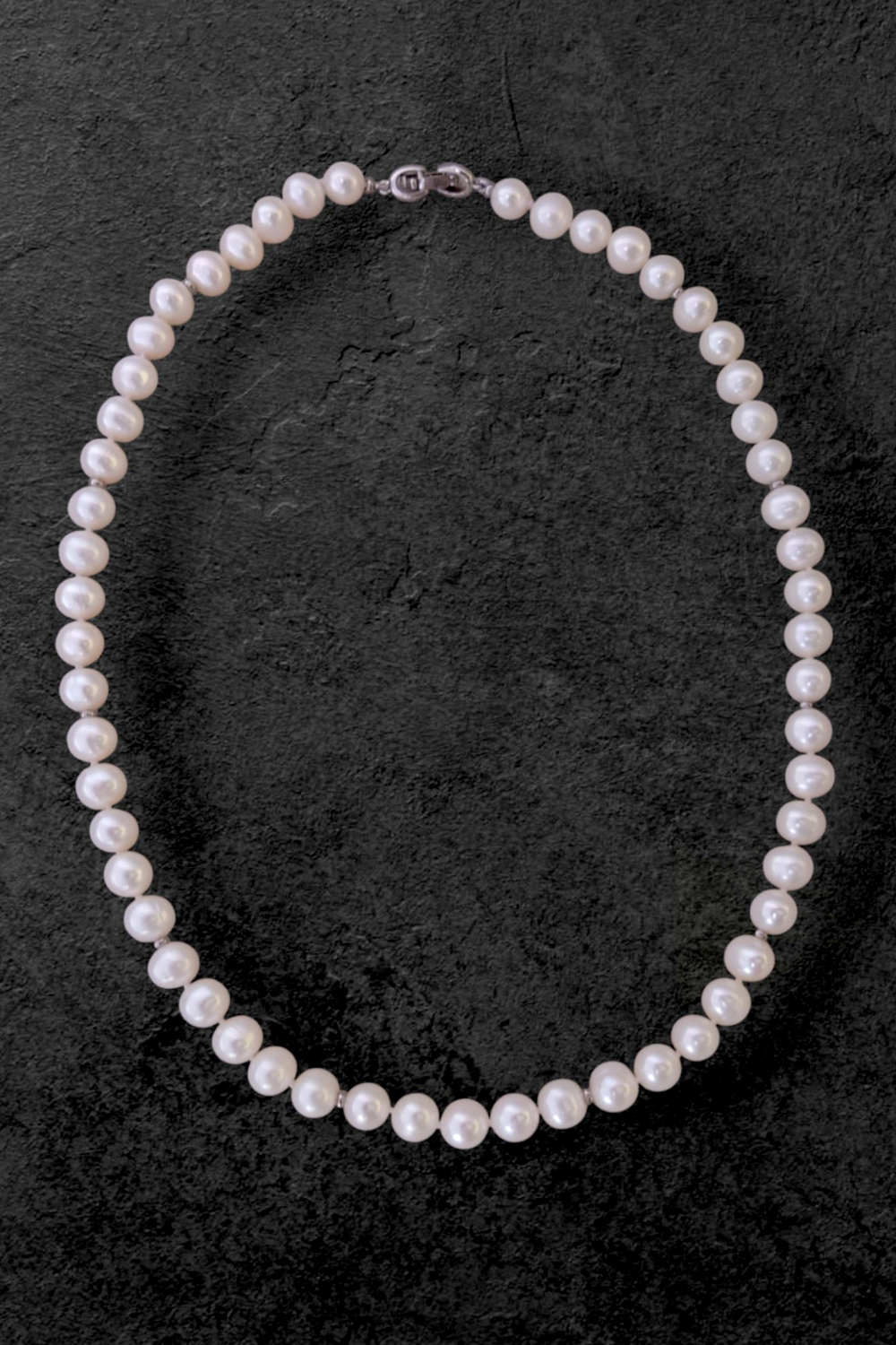 Бусы из белого жемчуга с оригинальным замком