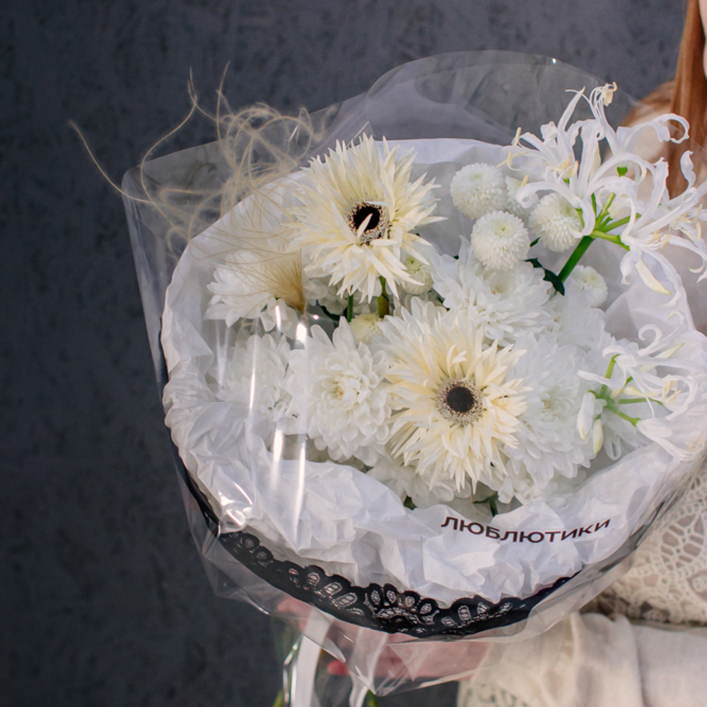 113. Кружевной белоснежный букет с выразительным акцентом