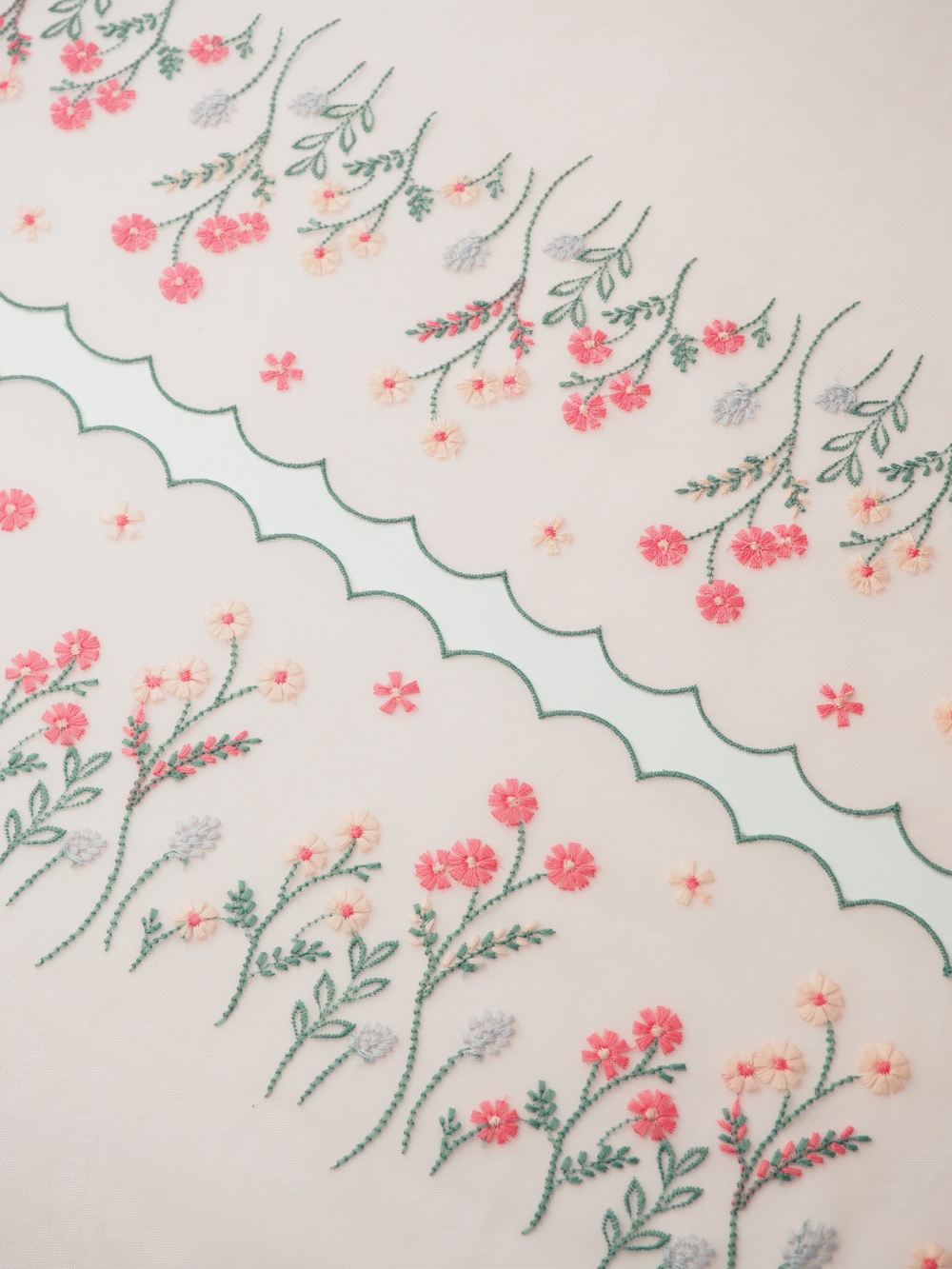 Вышивка на сетке светлая пудра с мультиколор ширина 23 см (2 стороны)