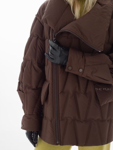Удлиненный пуховик шоколадного цвета на косой молнии