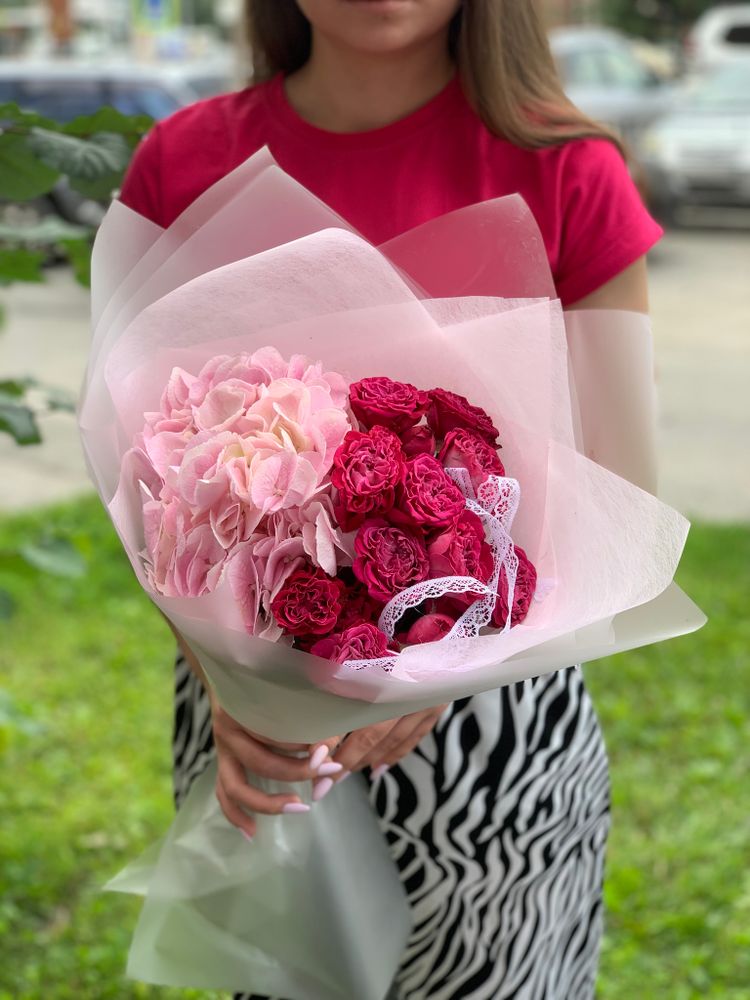 Букет цветов Гортензия + розы кустовые