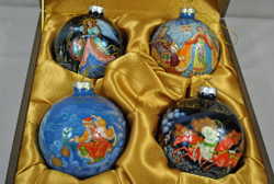 Сувенирный набор из 4-х новогодних шаров "Сказки" с ручной росписью