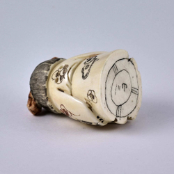 Нэцкэ Девочка с волшебной мантией и пером