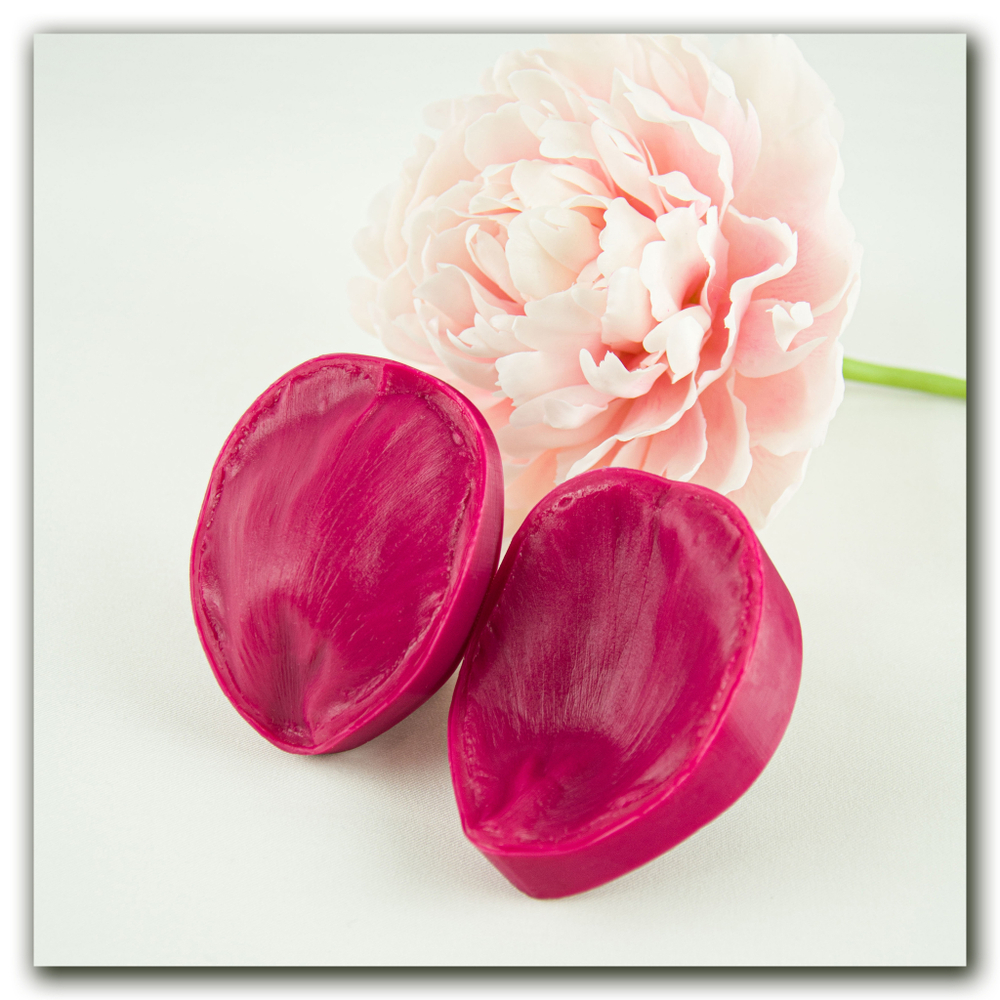 Лепестки пиона Сара Бернар