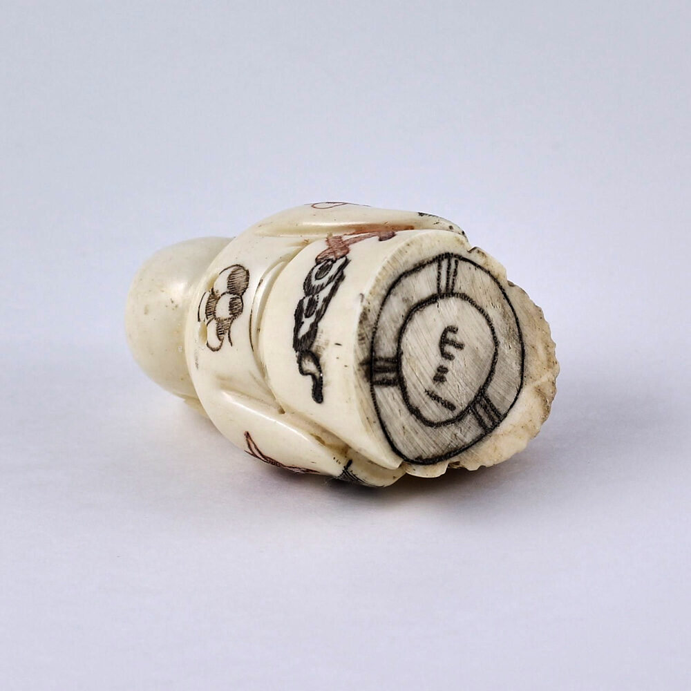 Нэцкэ Монах с корзиной цветов