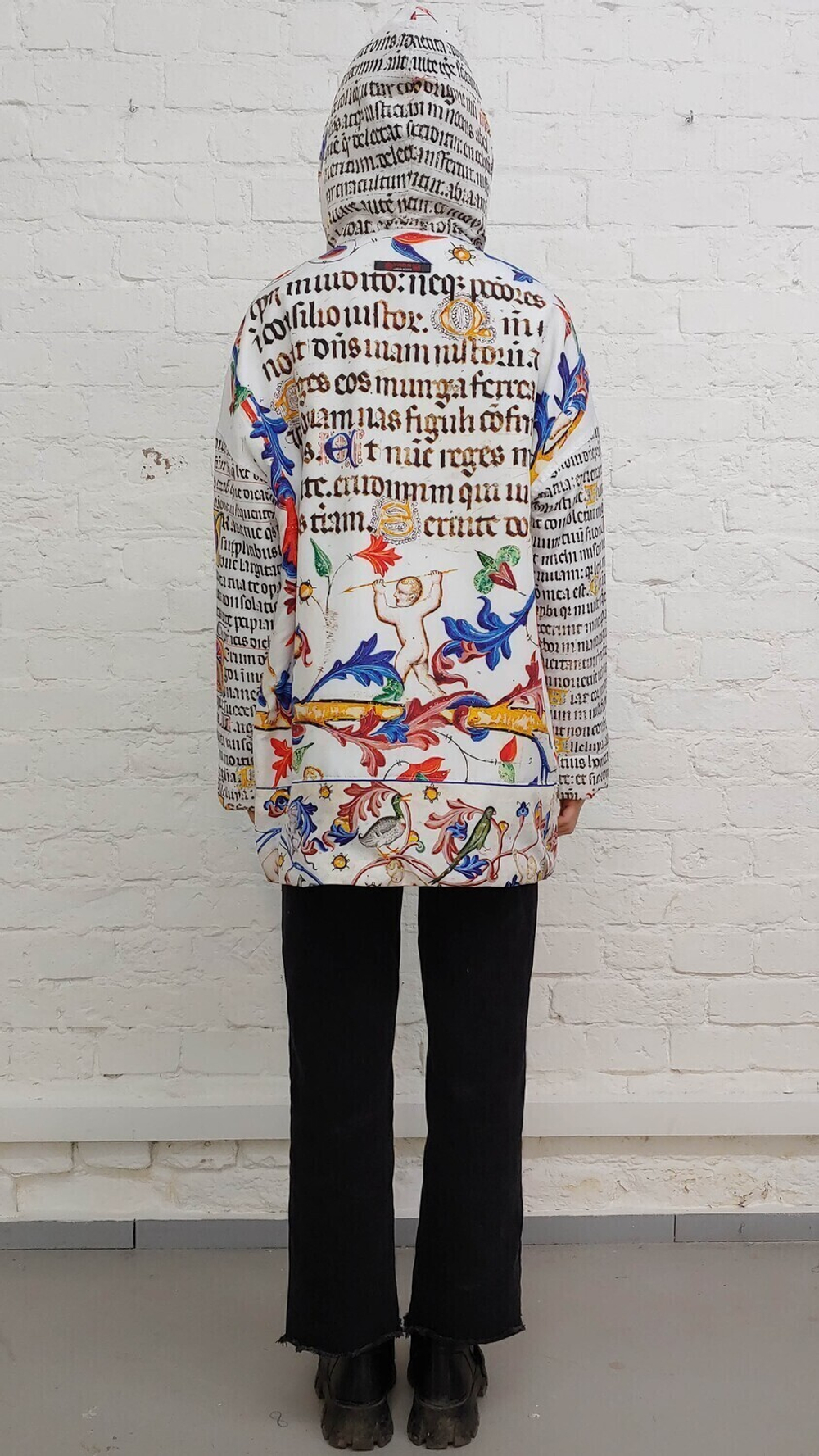 Двусторонняя куртка "Связь времён", по мотивам абстрактной живописи Жоан Миро и готического шрифта и иллюстраций из Бревиария короля Мартина Арагонского