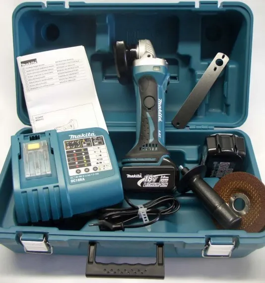 Аккумуляторная болгарка "MAKITA" BGA452RFE