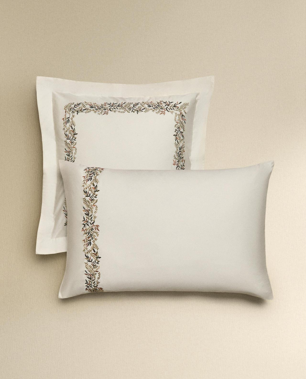 Zara Home - Атласная наволочка с вышивкой в виде листьев 80x80 см