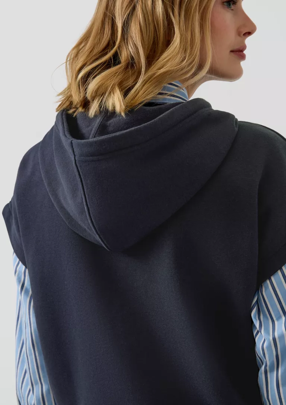 Толстовка без рукавов женская