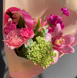 Букет ярко-розовый из кустовой розы, альстромерии и седума