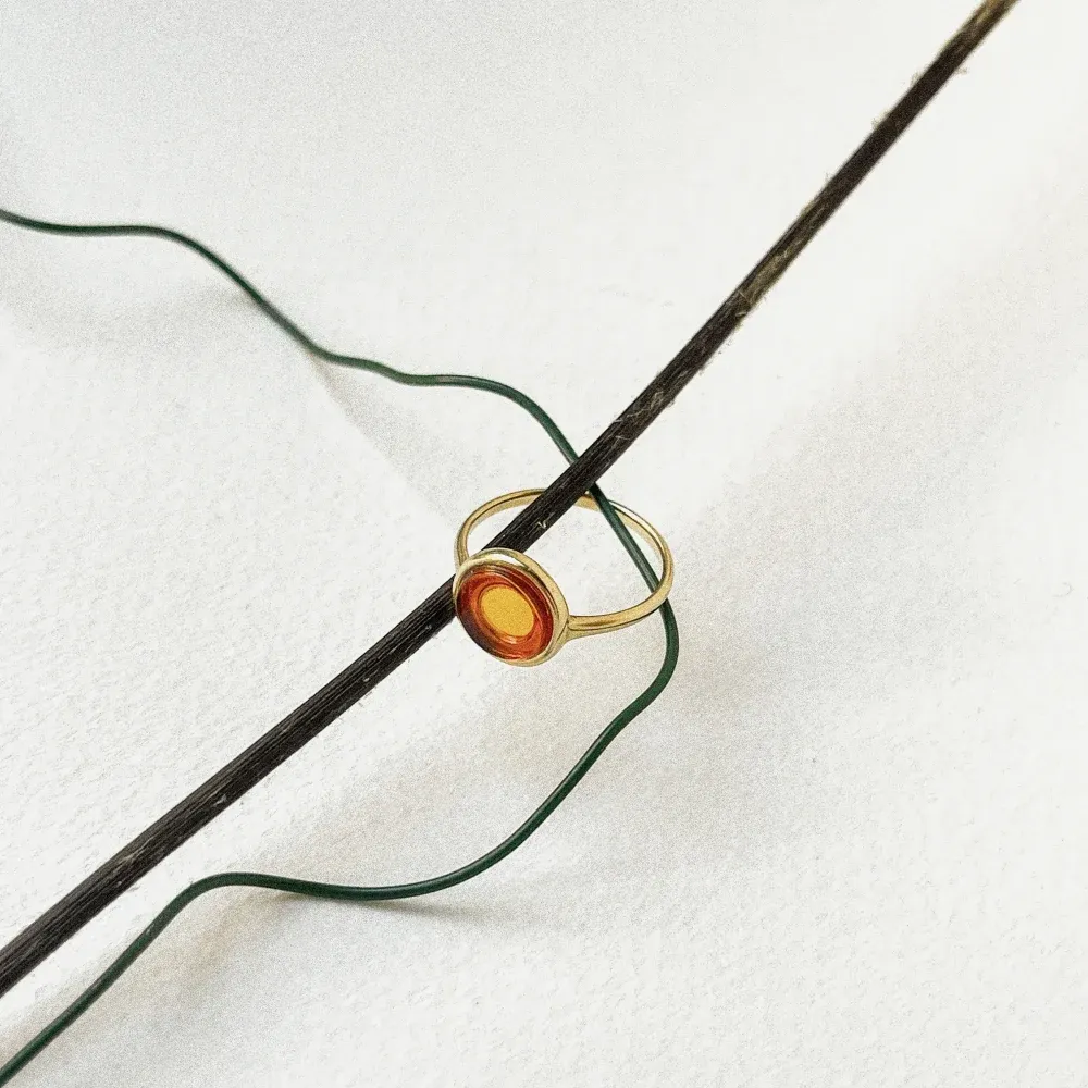 Кольцо тонкое с кругом, коньячный янтарь, позолота