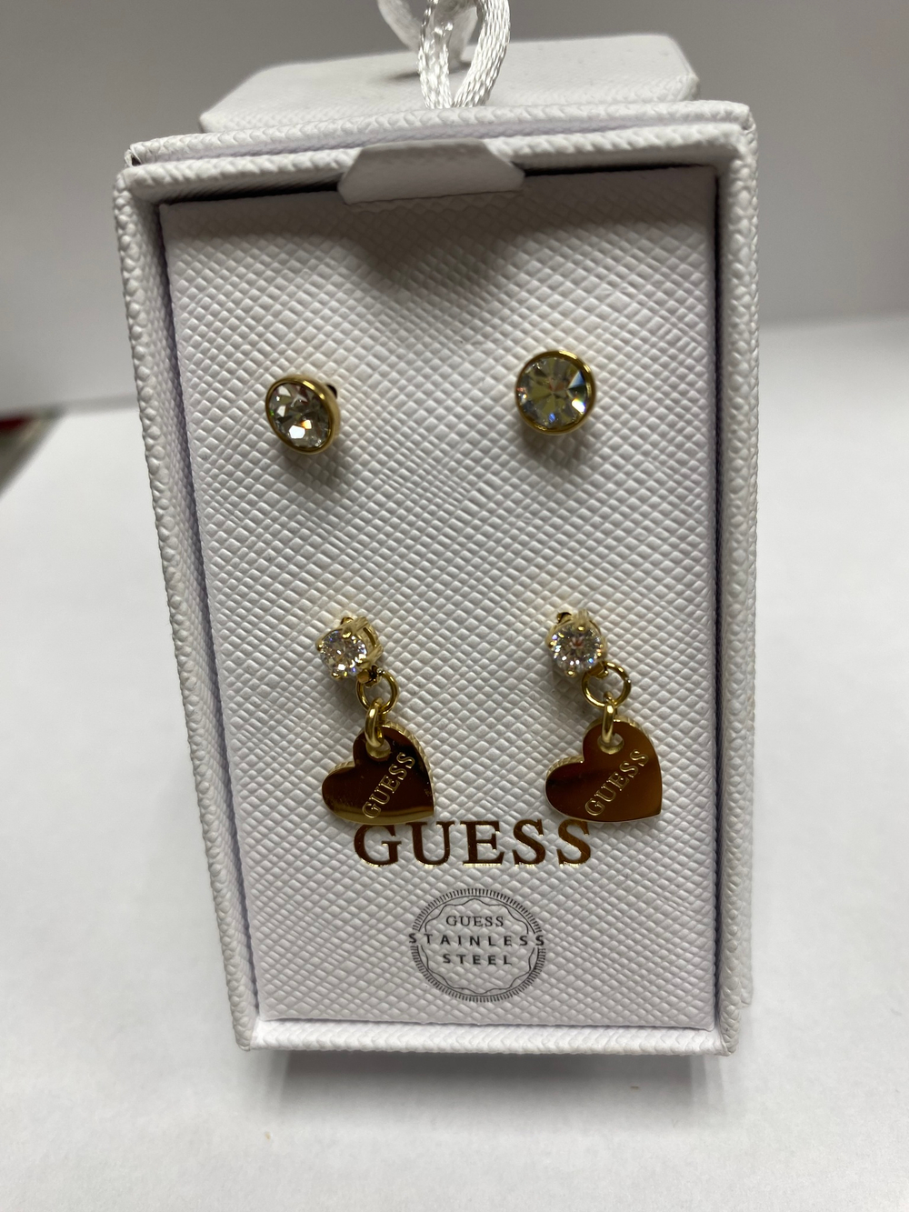 Набор: серьги 2 пары GUESS Желтый металл: пусеты-стразы//Пусеты-стразы с сердечком Девочка
