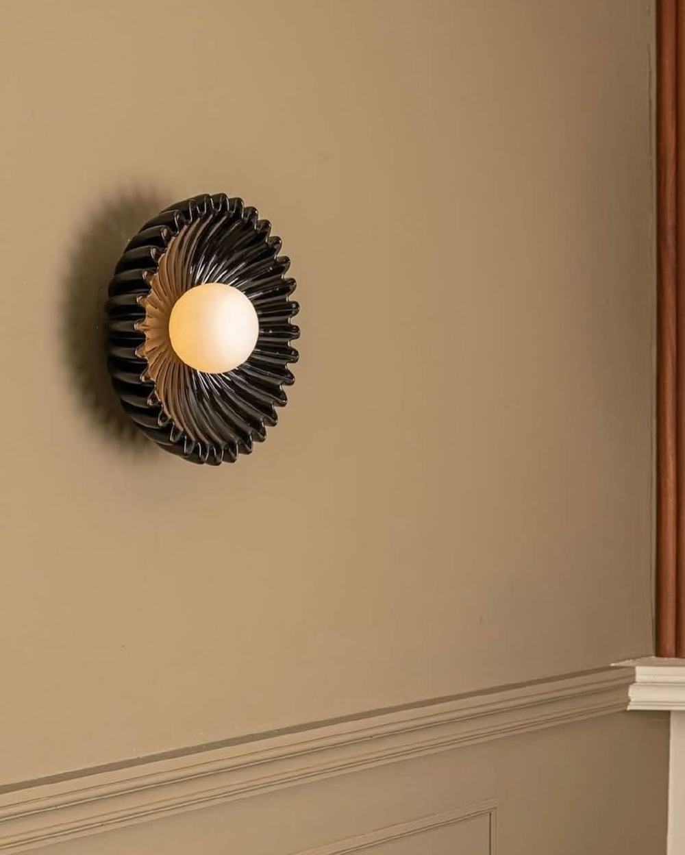 Керамические бра круглой формы в насыщенном тёмно-изумрудном и тёплом жёлтом цветах.