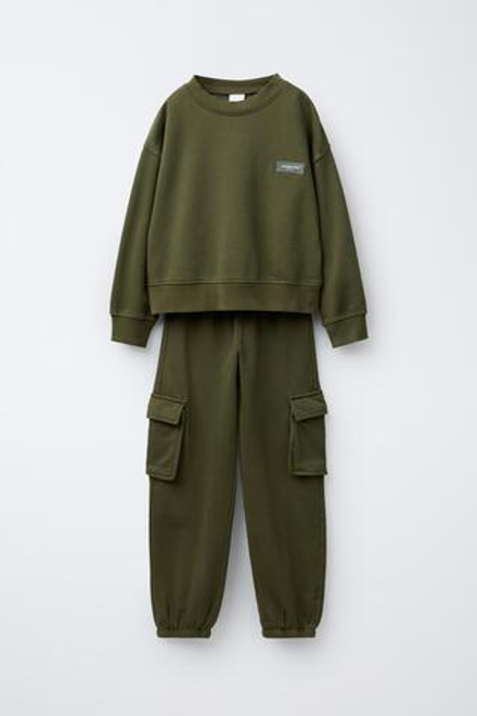 ZARA КОМПЛЕКТ ИЗ ТОЛСТОВКИ И БРЮК-ДЖОГГЕРОВ КАРГО С НАШИВКОЙ, ХАКИ