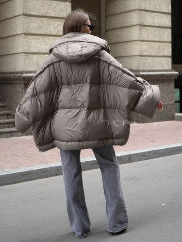 Объемный пуховик-накидка цвета капучино