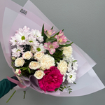 Букет из кустовой розы, ромашковой хризантемы и диантусов
