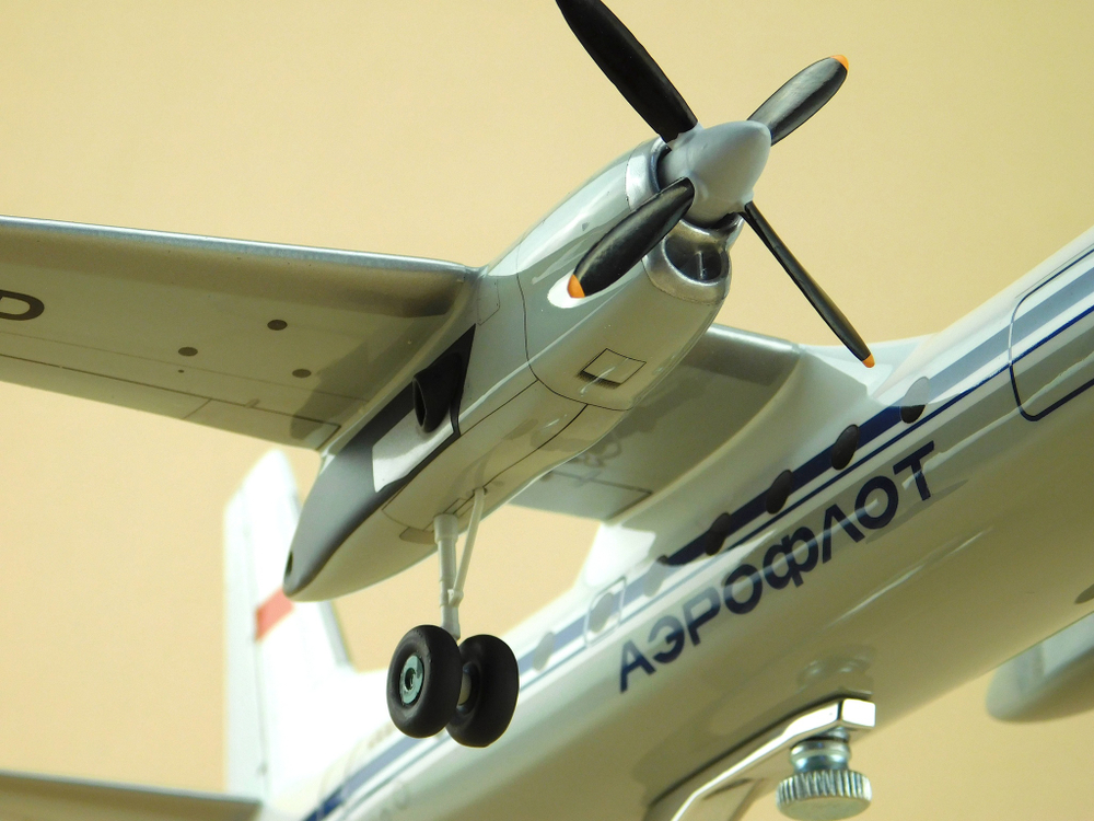 Модель самолета Ан-24 (М1:72, Аэрофлот СССР-46427, с шасси)