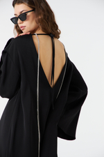 Платье с глубоким вырезом