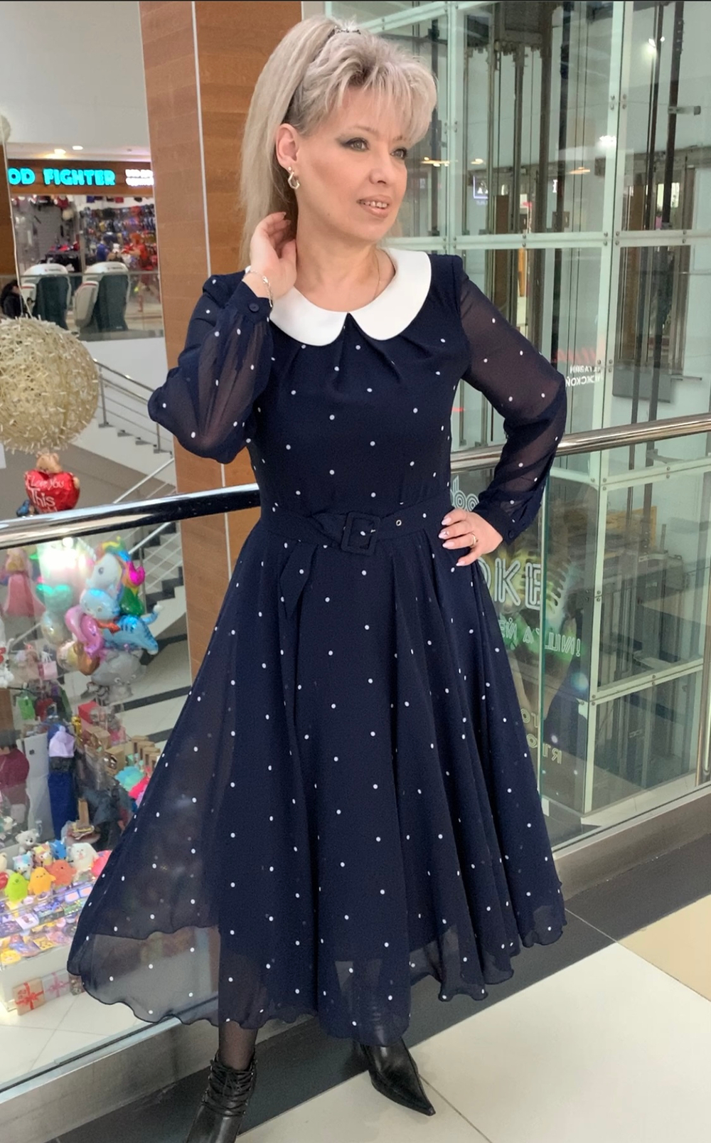 Нарядное платье с белым горошком и белым воротником