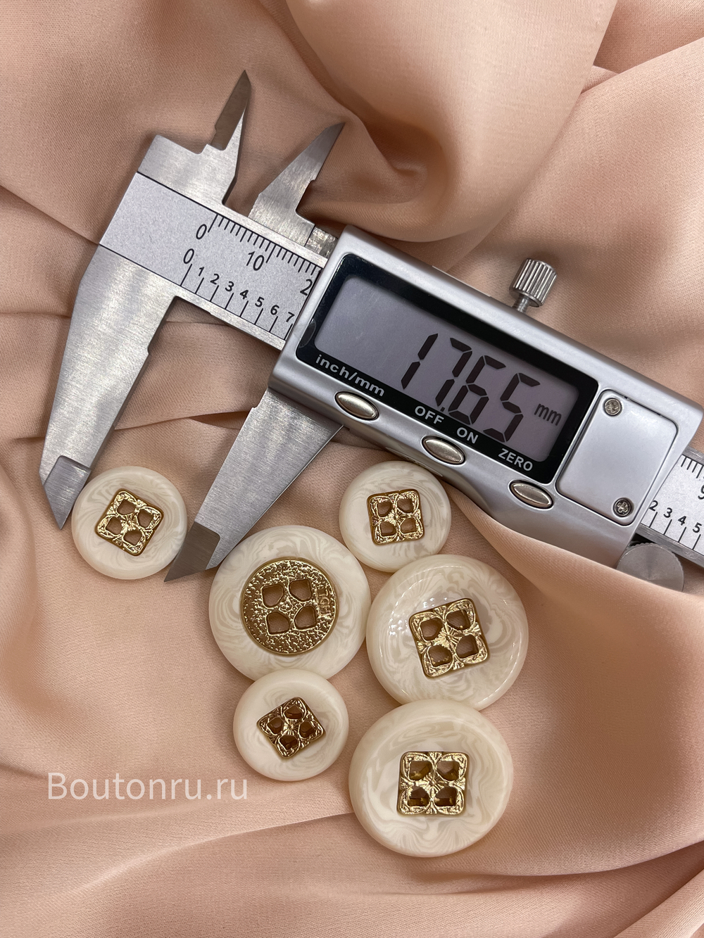 Пуговицы на прокол молочные с металлическими ажурными вставками