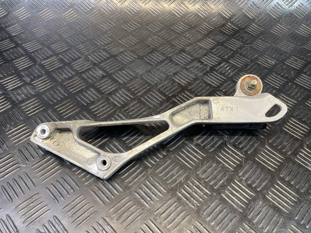 Подножка пассажирская левая Yamaha TDM850 RN03J (с кронштейном) 054006