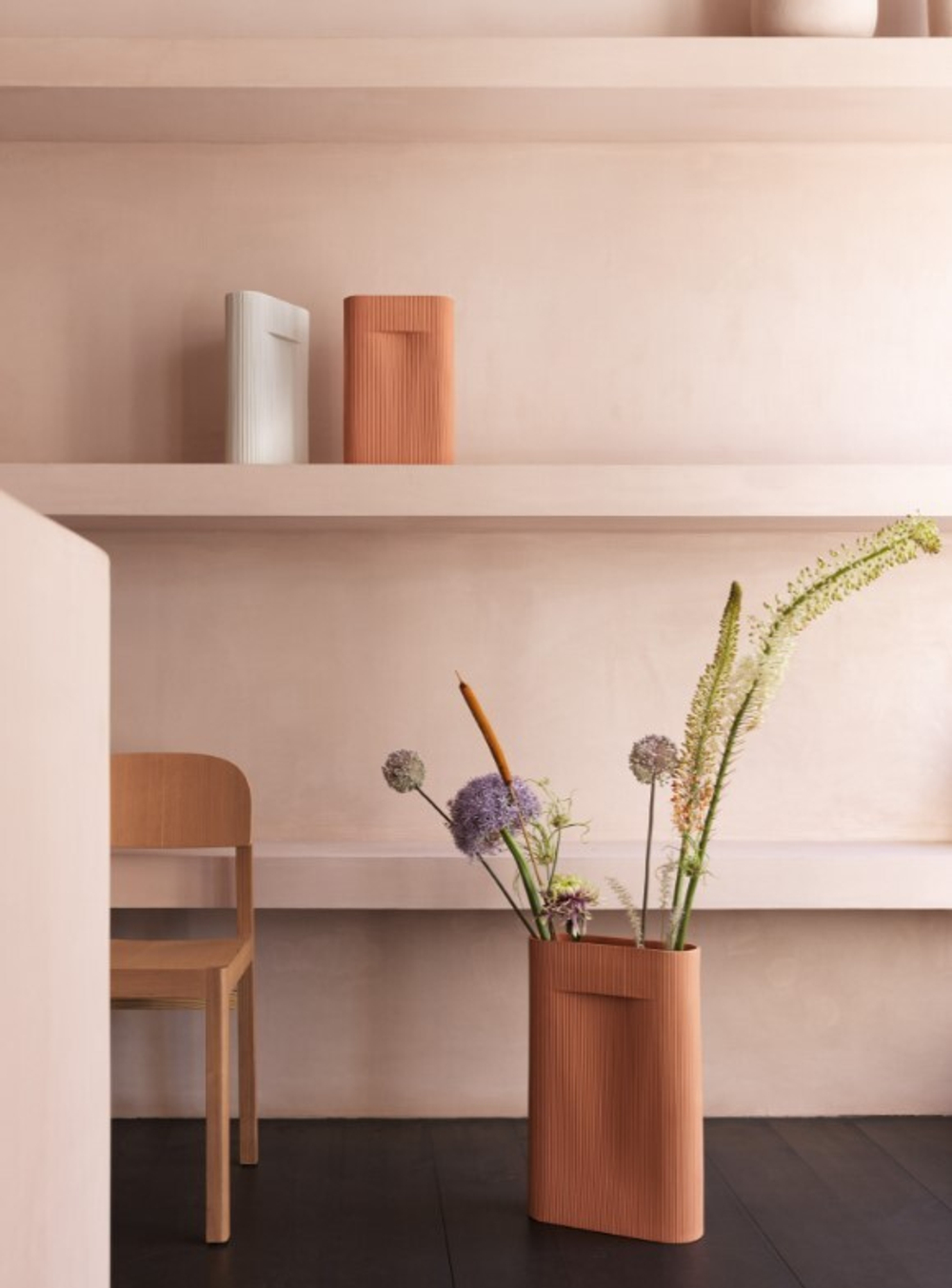 Ваза MUUTO керамика/terracotta 230х85х350h коллекция Ridge