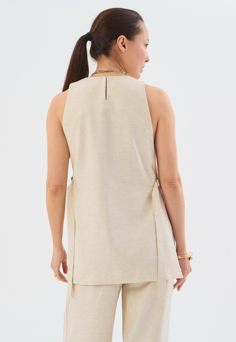 Жилет летний на пряжках бежевый