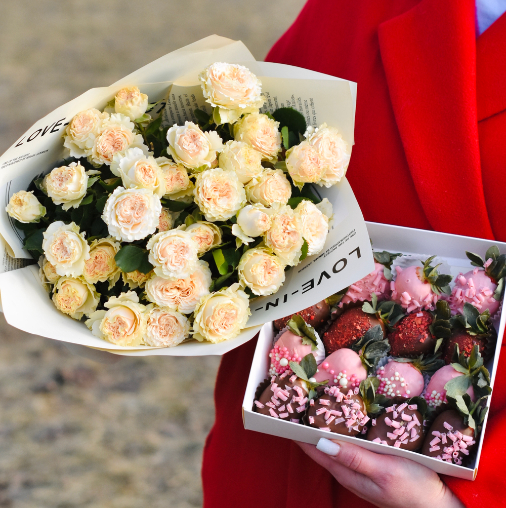 Букет из кустовых пионовидных роз «Ваниль» 7 шт и клубника в шоколаде
