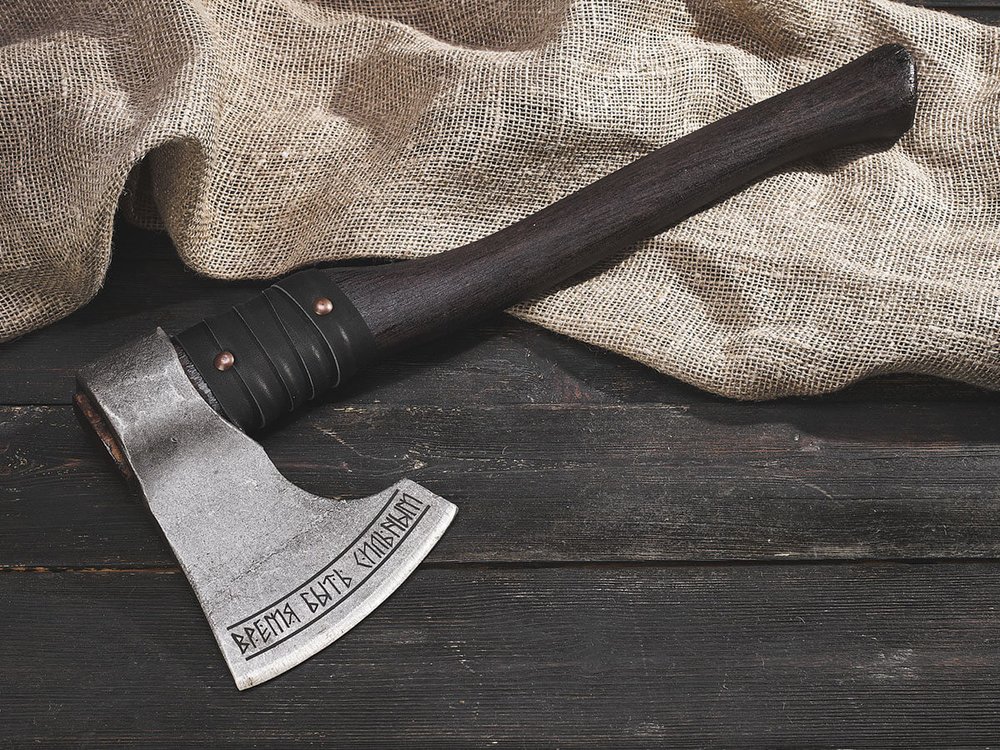 Топор "Время быть сильным", рукоять комель берёзы (морилка)